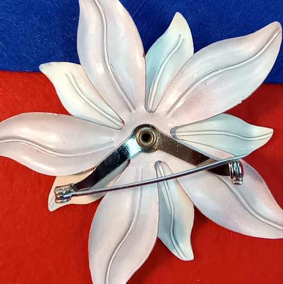 Vintage Patriotic Flower Brooch Pin Enameled Metal Red White and Blue - Picture 5 of 6